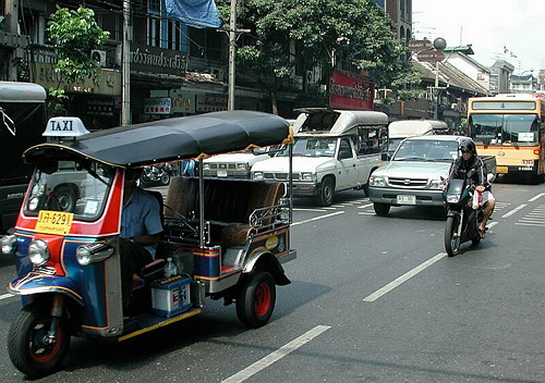 que alguien me identifique en esta foto dos vehiculos similares.jpg